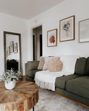 Cozy Mid-Century Modern House- walk to Starbucks